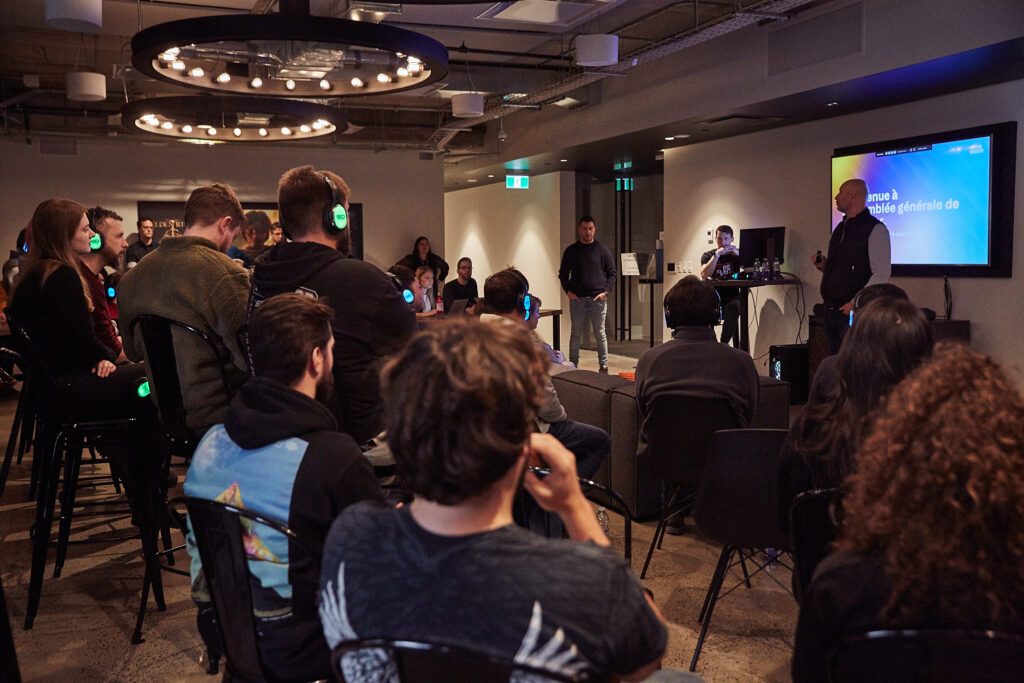 Membres de l’équipe Reflector présents à une assemblée générale.
