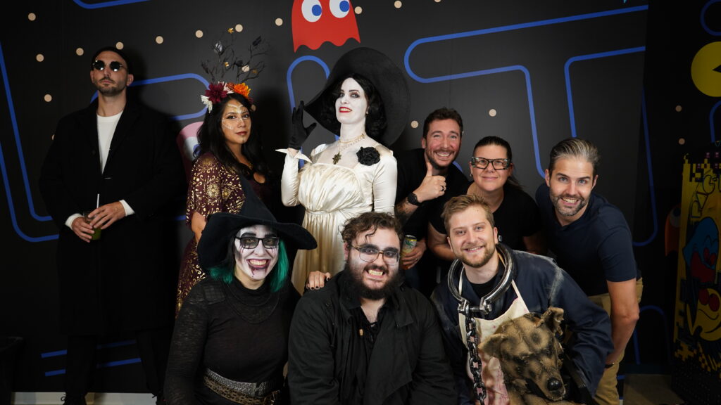 Membres de l’équipe Reflector posent en costumes d’Halloween.